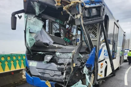 Bus Transjakarta alami kecelakaan adu banteng di Jalur Tandean-Ciledug.