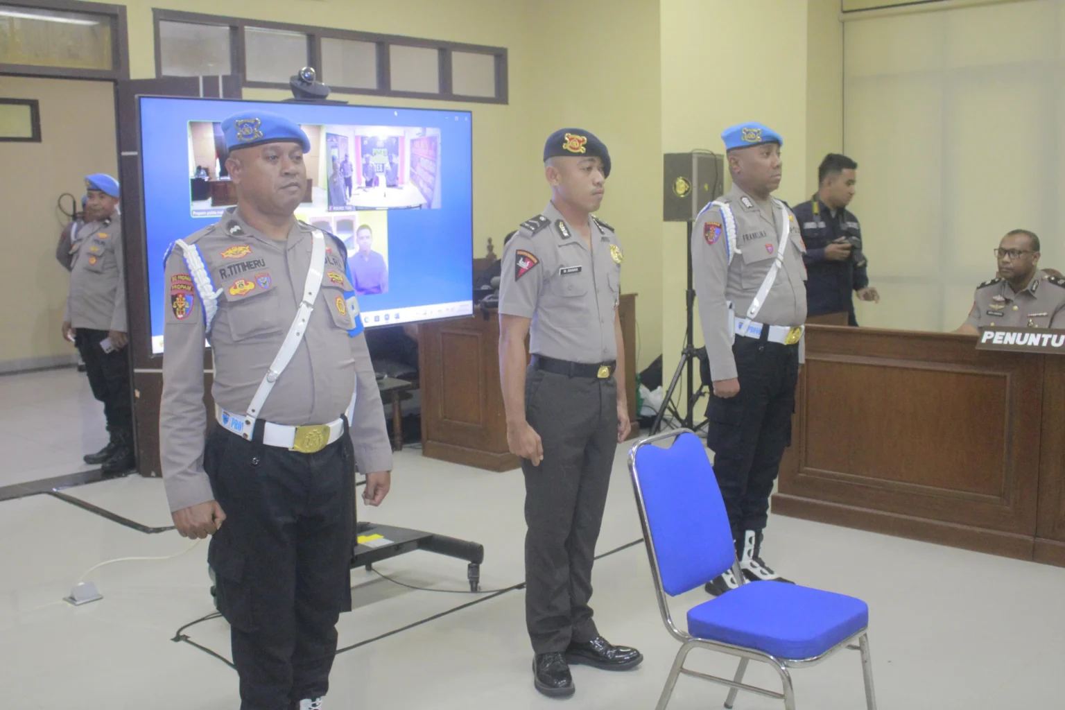 Bripda Mesias alias MS (berdiri di tengah) dipecat dari polri berdasarkan putusan Majelis KKEP