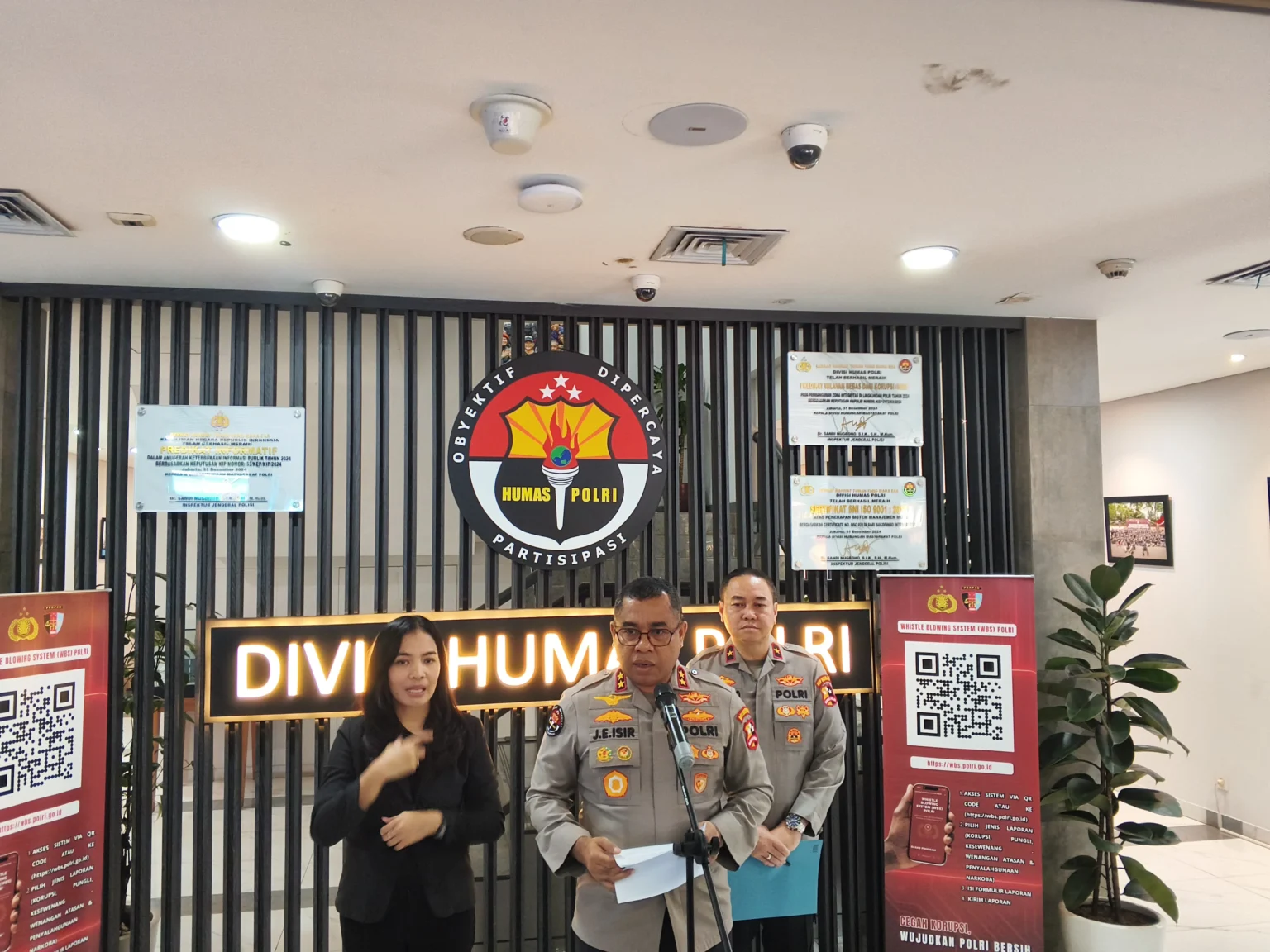 Kadiv Humas Mabes Polri, Irjen Pol Jhonny Eddizon Isir menjelaskan kronologi kasus kematian remaja Arianto ditangan Bripda Mesias