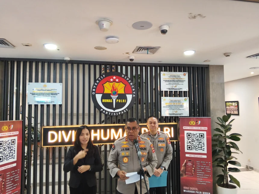 Kadiv Humas Mabes Polri, Irjen Pol Jhonny Eddizon Isir menjelaskan kronologi kasus kematian remaja Arianto ditangan Bripda Mesias