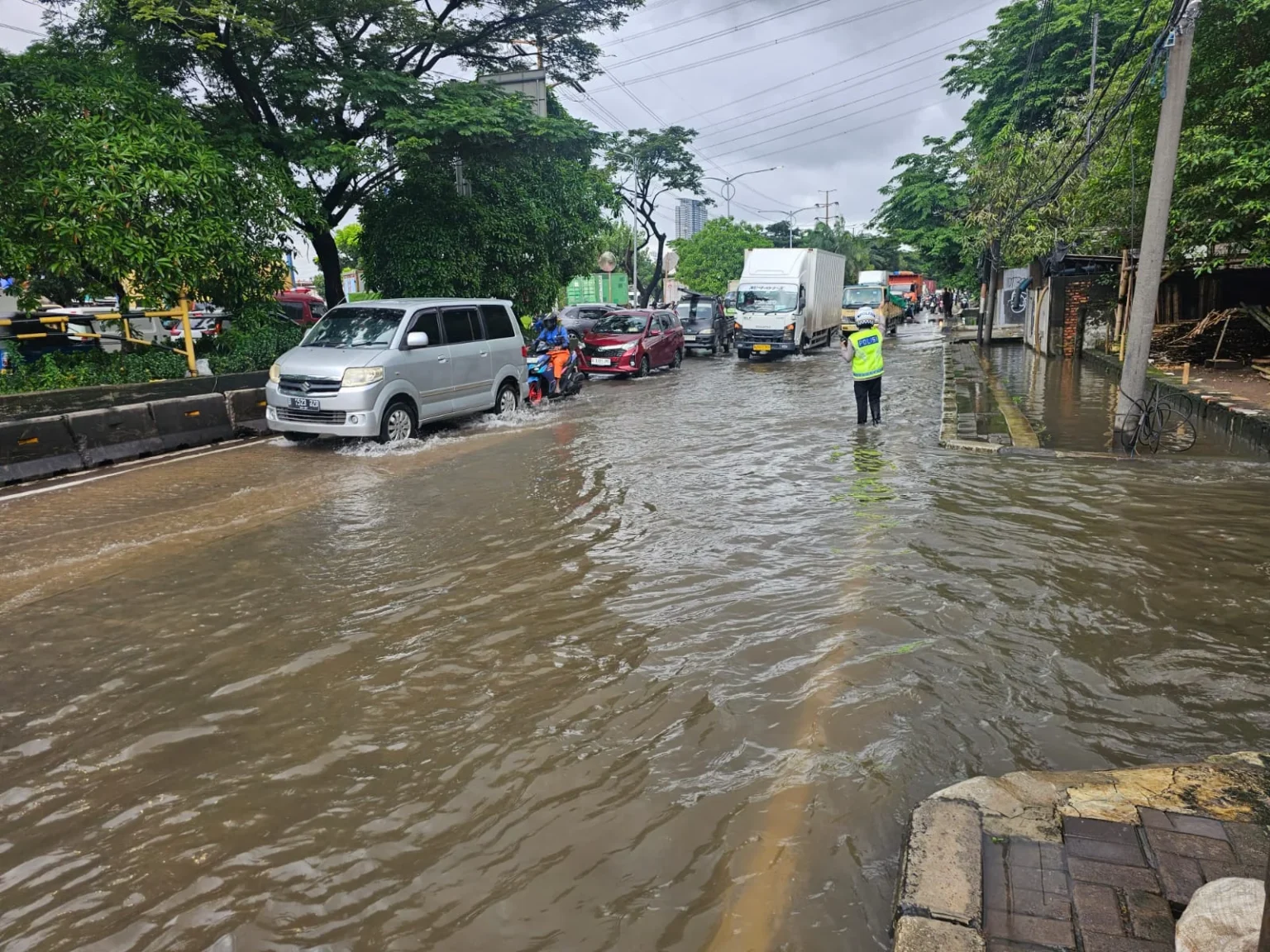 Genangan di Daan Mogot, Jakarta Barat. (Foto: X/@tmcpoldametro)