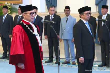 Wakil Menteri Keuangan Juda Agung (kanan) dan Hakim MK Adies Kadir (kiri). (Sumber: Youtube Sekretariat Presiden)