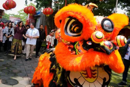 Menpar Widiyanti Putri Wardhana saat kunjugan ke Kelenteng Sam Poo Kong