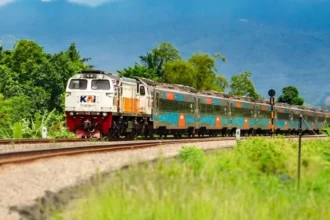 Kereta Api Taksaka Jurusan Gambir-Yogyakarta saat melintas. (Sumber: Instagram/@kai121)