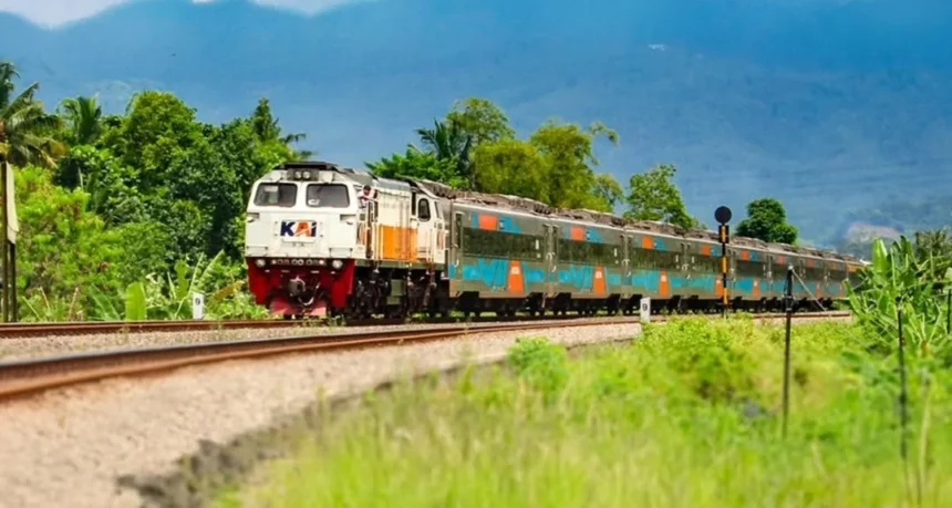 Kereta Api Taksaka Jurusan Gambir-Yogyakarta saat melintas. (Sumber: Instagram/@kai121)