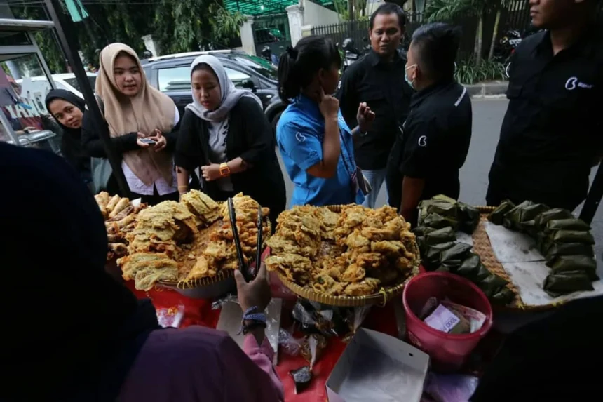 Masjid Sunda Kelapa Selalu Dipadati Pembeli Takjil