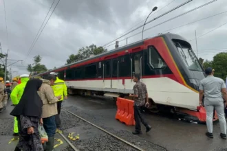 Kereta Basoetta Anjlok Usai Tertabrak Truk