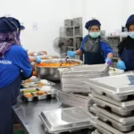 Petugas di SPPG saat menyiapkan menu MBG. (Sumber: Dok. BGN)