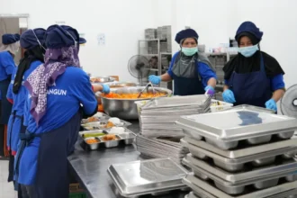 Petugas di SPPG saat menyiapkan menu MBG. (Sumber: Dok. BGN)