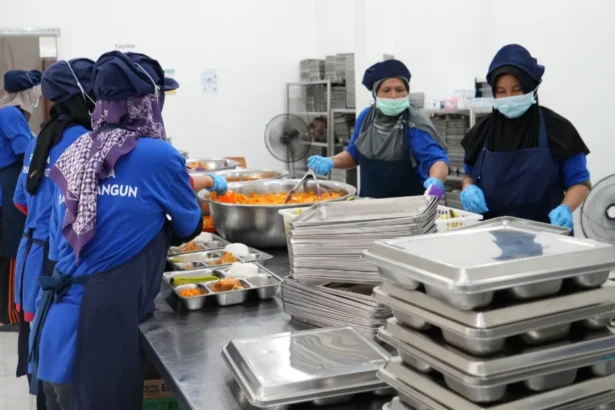 Petugas di SPPG saat menyiapkan menu MBG. (Sumber: Dok. BGN)
