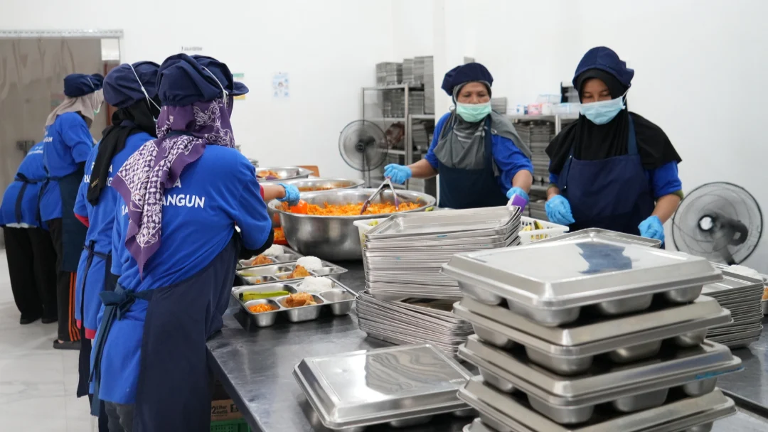 Petugas di SPPG saat menyiapkan menu MBG. (Sumber: Dok. BGN)