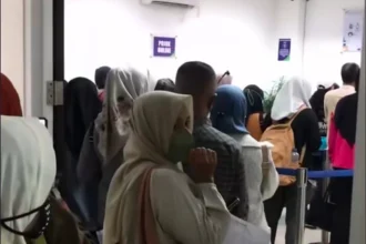 Antrian warga memadati kantor BPJS Kesehatan Depok.