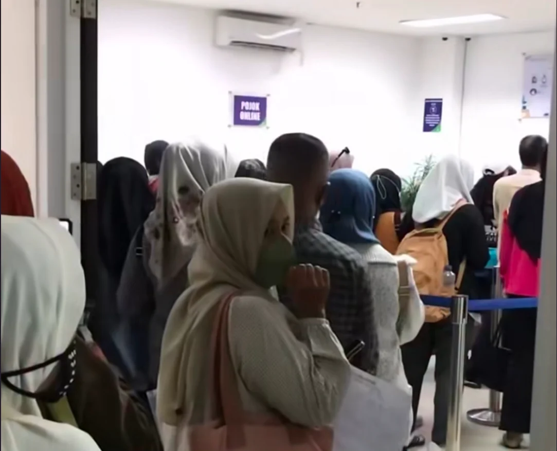 Antrian warga memadati kantor BPJS Kesehatan Depok.