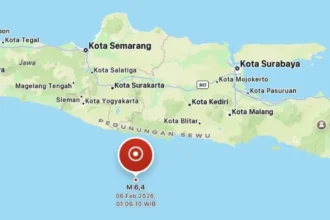 Titik pusat gempa magnitudo 6,4 di laut pada kedalaman 58 kilometer di tenggara Kota Pacitan, Jawa Timur