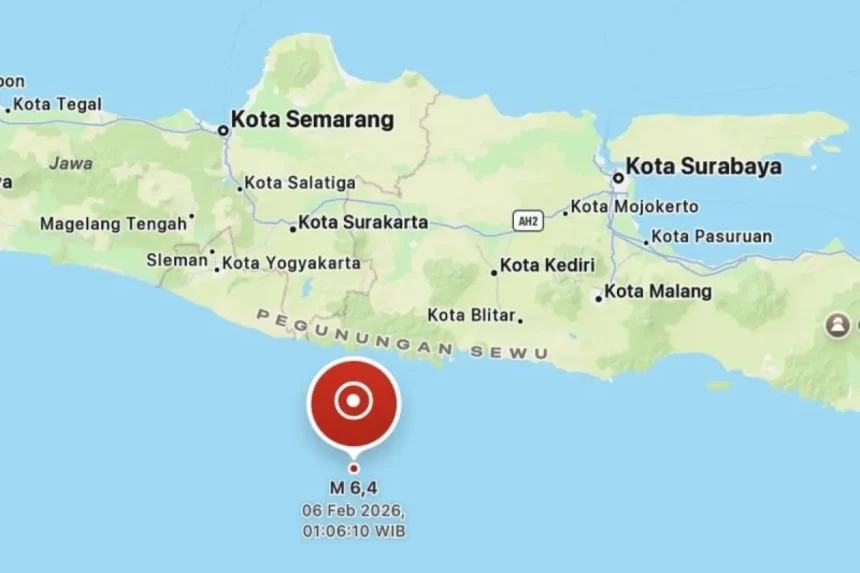 Titik pusat gempa magnitudo 6,4 di laut pada kedalaman 58 kilometer di tenggara Kota Pacitan, Jawa Timur