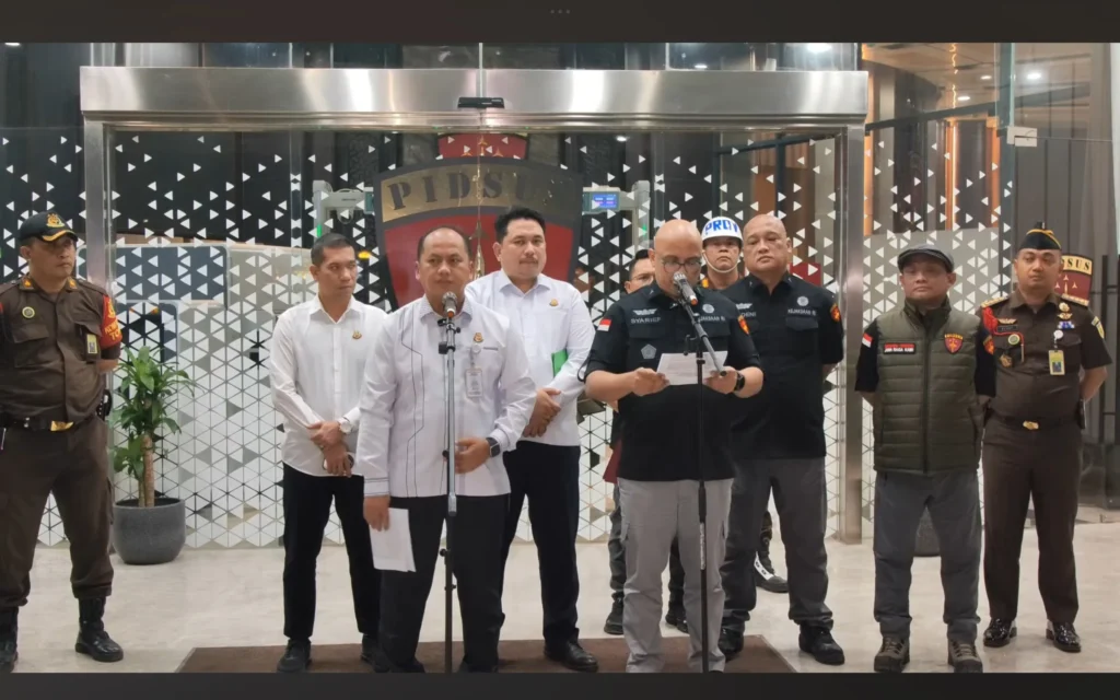 Kejagung mengumumkan 11 tersangka kasus korupsi POME menyebabkan negara rugi Rp14 triliun.