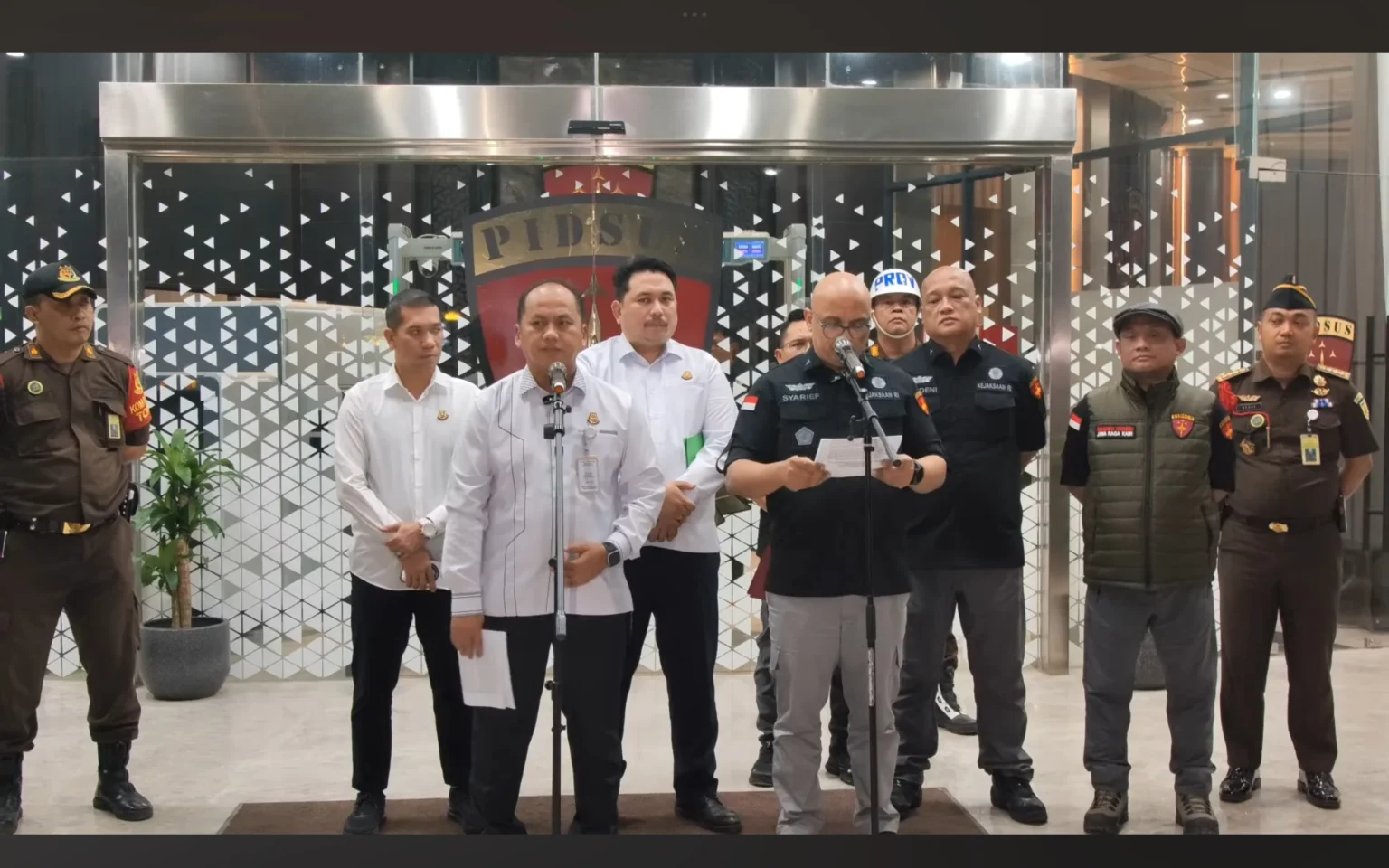 Kejagung mengumumkan 11 tersangka kasus korupsi POME menyebabkan negara rugi Rp14 triliun.