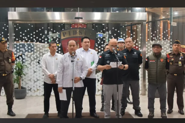 Kejagung mengumumkan 11 tersangka kasus korupsi POME menyebabkan negara rugi Rp14 triliun.