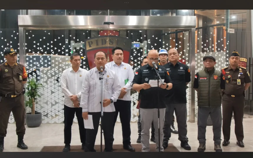 Kejagung mengumumkan 11 tersangka kasus korupsi POME menyebabkan negara rugi Rp14 triliun.