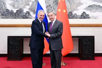 Menteri Luar Negeri China Wang Yi saat bertemu Sekretaris Dewan Keamanan Rusia Sergei Shoigu di Beijing