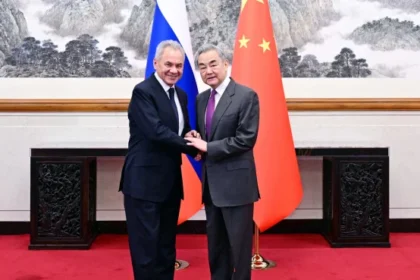 Menteri Luar Negeri China Wang Yi saat bertemu Sekretaris Dewan Keamanan Rusia Sergei Shoigu di Beijing
