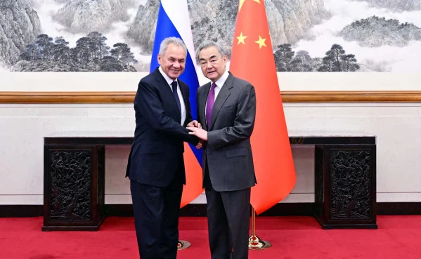 Menteri Luar Negeri China Wang Yi saat bertemu Sekretaris Dewan Keamanan Rusia Sergei Shoigu di Beijing