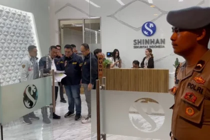 Bareskrim lakukan penggeledahan di kantor Shinhan Sekuritas di SCBD, Jakarta Selatan.
