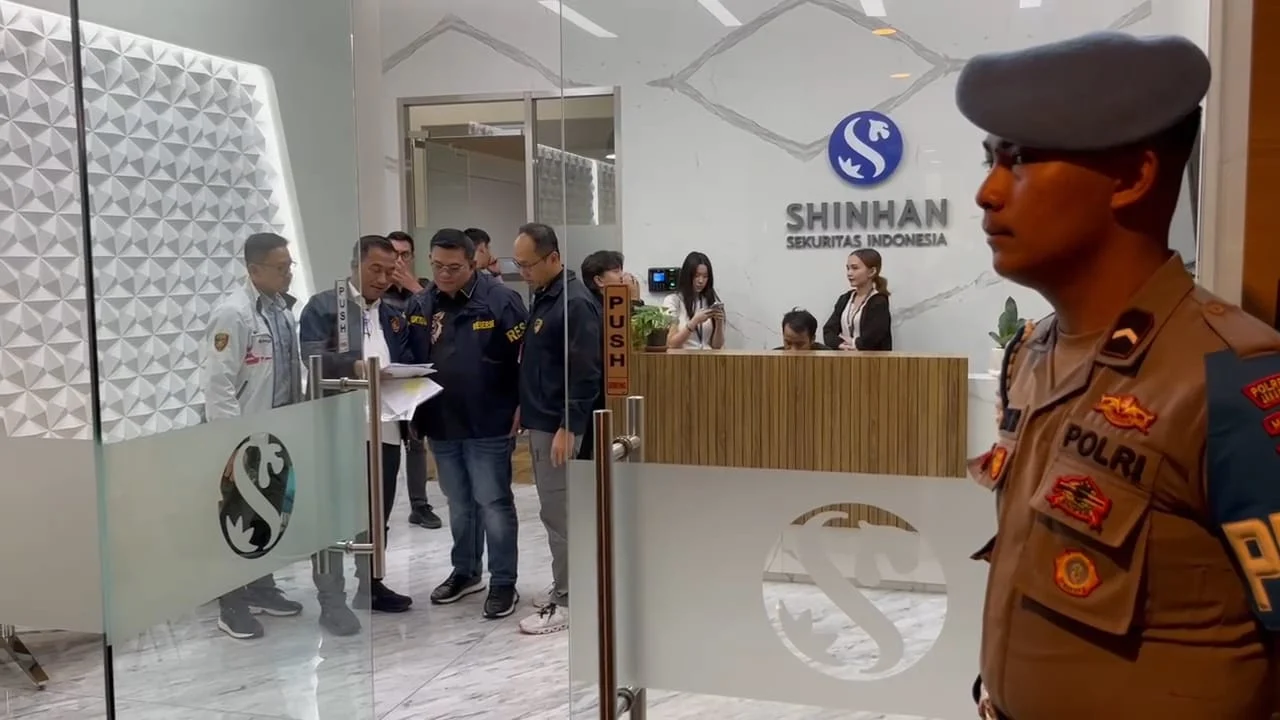 Bareskrim lakukan penggeledahan di kantor Shinhan Sekuritas di SCBD, Jakarta Selatan.