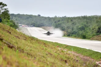Uji Coba Pendaratan Pesawat F-16 di Tol Trans Sumatera. (Sumber: Dok. Kementerian PU)