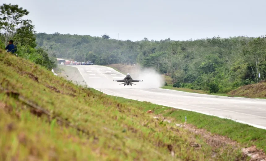 Uji Coba Pendaratan Pesawat F-16 di Tol Trans Sumatera. (Sumber: Dok. Kementerian PU)