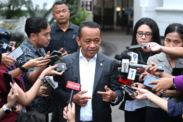 Menteri Energi dan Sumber Daya Mineral (ESDM) Bahlil Lahadalia melaporkan perkembangan sejumlah proyek strategis dalam rapat terbatas di Istana Merdeka, Jakarta, pada Rabu, 11 Februari 2026.