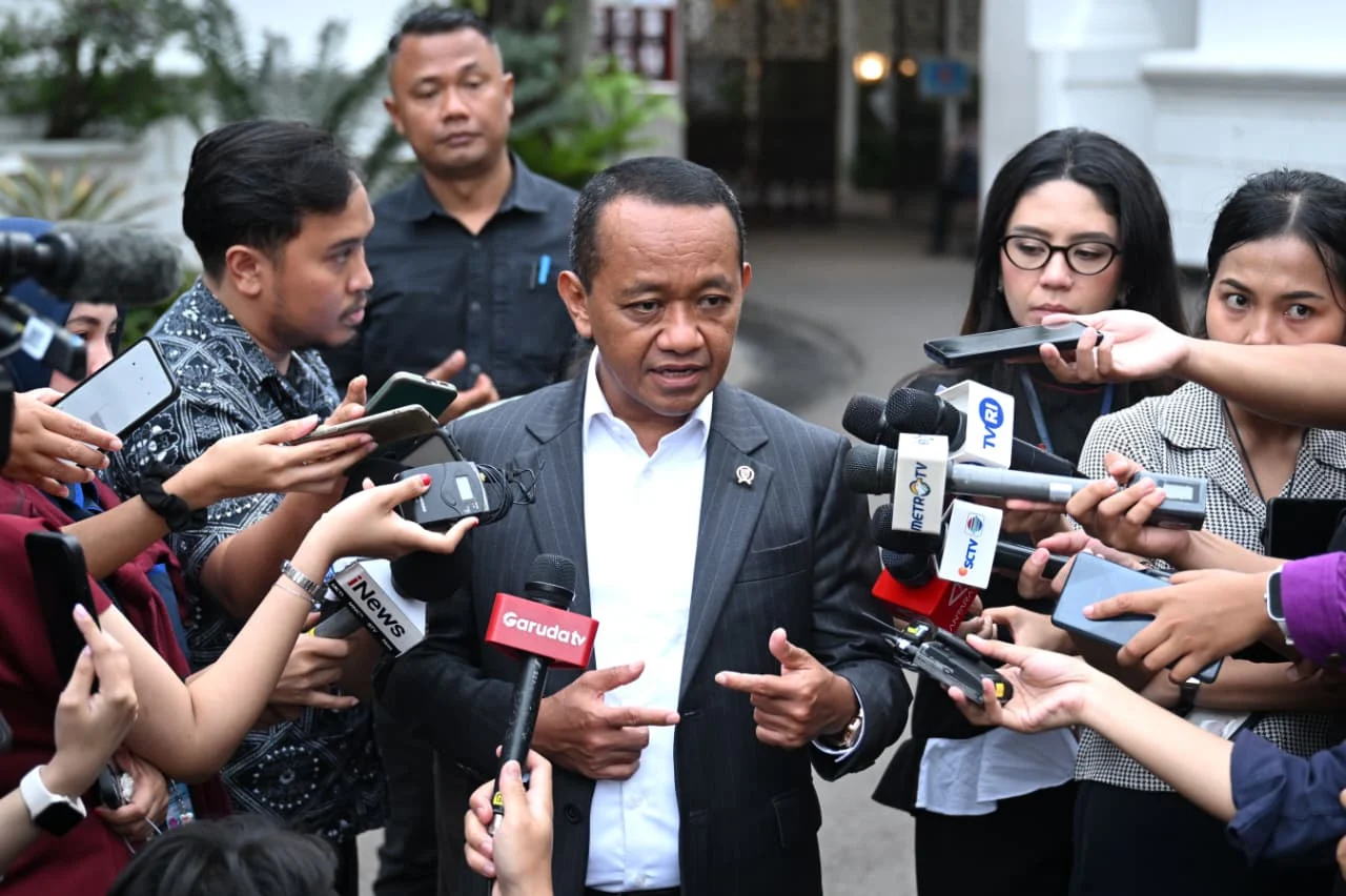 Menteri Energi dan Sumber Daya Mineral (ESDM) Bahlil Lahadalia melaporkan perkembangan sejumlah proyek strategis dalam rapat terbatas di Istana Merdeka, Jakarta, pada Rabu, 11 Februari 2026.