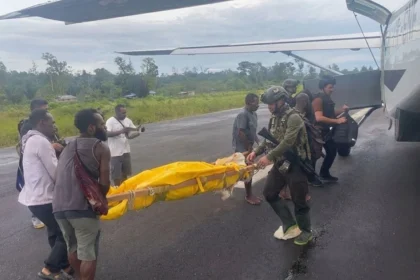 Satgas Gabungan evakuasi dua pilot Smart Air yang menjadi korban penembakan kelompok Elkius Kombak
