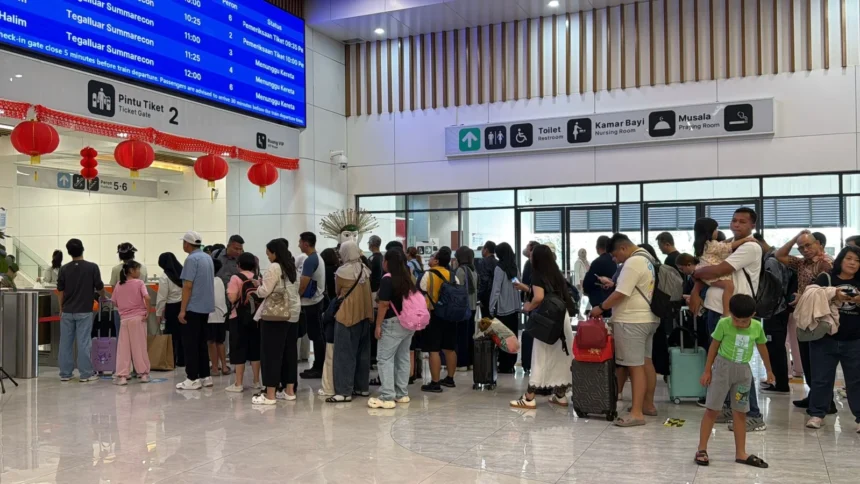 Penumpang Whoosh Antre di Pintu Masuk Stasiun. (Dok. KCIC)