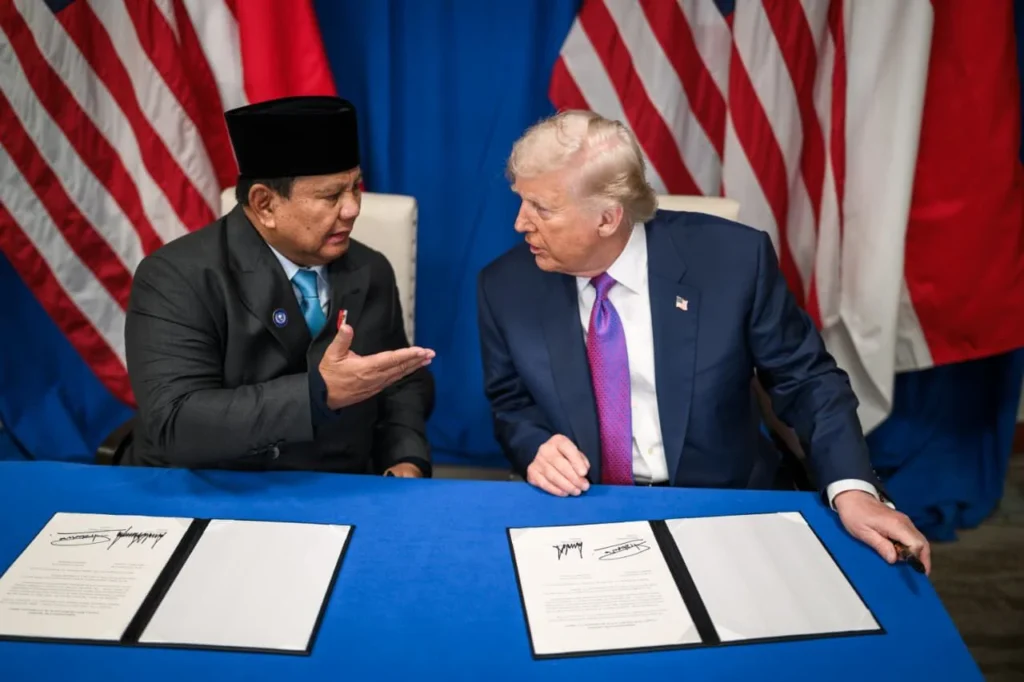 Presiden Prabowo Subianto dan Presiden Amerika Serikat Donald Trump menandatangani perjanjian perdagangan bersejarah di Washington, D.C., Amerika Serikat, pada Kamis, 19 Februari 2026. (Foto: White House)