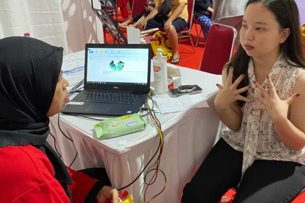 Aktifitas layanan kesehatan Rumah Sakit Jantung dan Pembuluh Darah Harapan Kita dalam kegiatan Wellness Center yang digelar di Lapangan Banteng, Jakarta Pusat