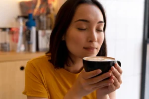 Ilustrasi seseorang saat menikmati minum kopi