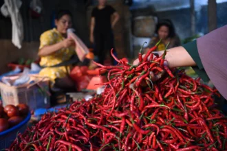 Pedagang melayani pembeli di Pasar Pandan, Kecamatan Pandan, Tapanuli Tengah, Sumatera Utara, Senin (26/1/2026).