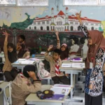Sejumlah siswa menyimak penyampaian materi pelajaran Pendidikan Agama Islam (PAI) dari guru dalam kegiatan belajar mengajar di SD Negeri Kalicari 3, Semarang, Jawa Tengah