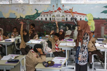 Sejumlah siswa menyimak penyampaian materi pelajaran Pendidikan Agama Islam (PAI) dari guru dalam kegiatan belajar mengajar di SD Negeri Kalicari 3, Semarang, Jawa Tengah