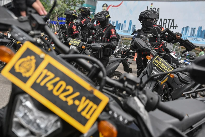 Sejumlah personel Korps Brimob bersiap untuk berpatroli dengan sepeda motor usai apel Operasi Pekat Jaya 2026 di Polda Metro Jaya. (Sumber: Antara Foto/Sulthony Hasanuddin/bar)