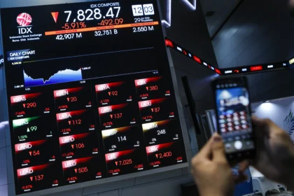 Pengunjung memotret layar digital pergerakan Indeks Harga Saham Gabungan (IHSG) di Bursa Efek Indonesia, Jakarta, Kamis (29/1/2026)
