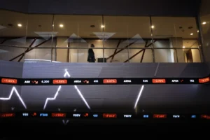 Seorang pria berjalan di atas layar digital pergerakan Indeks Harga Saham Gabungan (IHSG) di Bursa Efek Indonesia (BEI), Jakarta, Rabu (28/1/2026).