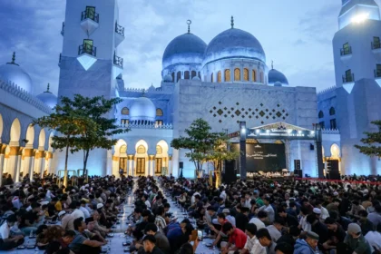 Warga menunggu waktu untuk berbuka puasa bersama di Masjid Sheikh Zayed, Solo, Jawa Tengah