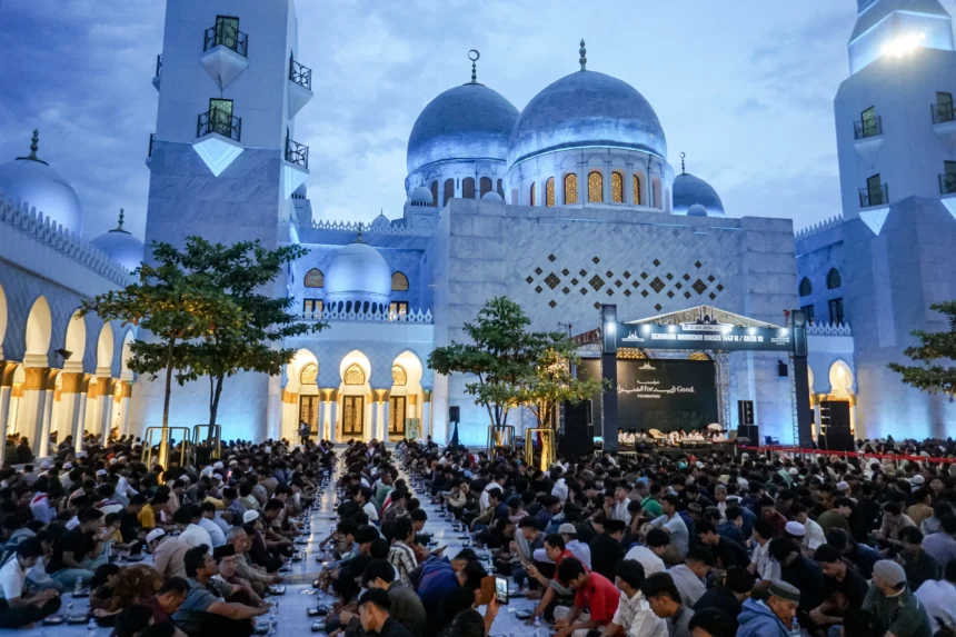 Warga menunggu waktu untuk berbuka puasa bersama di Masjid Sheikh Zayed, Solo, Jawa Tengah