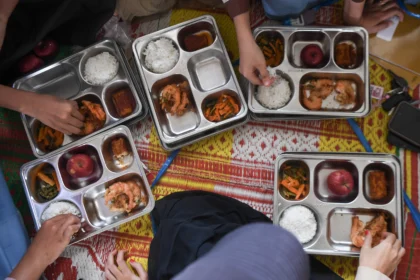 Sejumlah siswa menyantap menu makan bergizi gratis (MBG) di SMA Negeri 1 Desa Cot Kumbang, Kecamatan Baktiya, Aceh Utara, Aceh