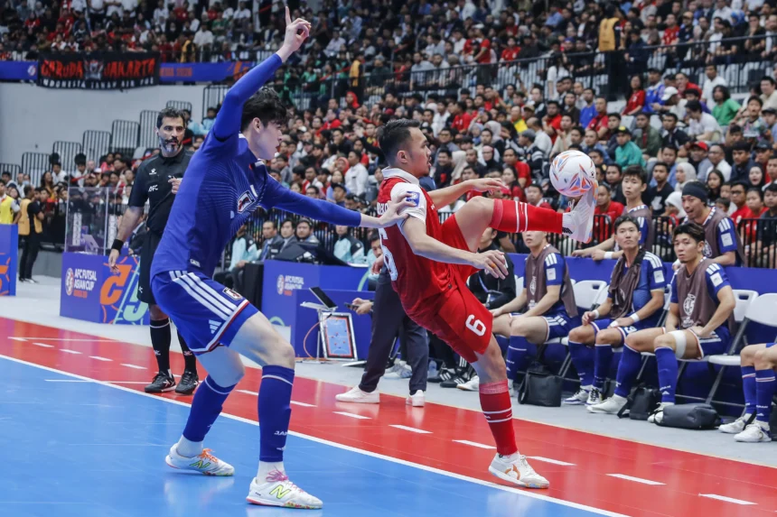 Pemain Timnas futsal Indonesia Samuel Eko (kanan) diadang pemain Timnas futsal Jepang Ryuji Izu (kiri) pada pertandingan semifinal AFC Futsal Asian Cup 2026 di Indonesia Arena, Senayan