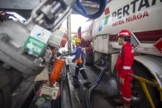 Petugas melakukan pengisian bahan bakar minyak (BBM) ke mobil tangki di Integrated Terminal Balongan, Indramayu, Jawa Barat. (Sumber: Antara Foto/Dedhez Anggara/rwa)