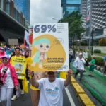 Warga membawa poster saat kampanye peringatan Hari Kanker Sedunia pada Hari Bebas Kendaraan Bermotor (HBKB) di kawasan Bundaran HI, Jakarta