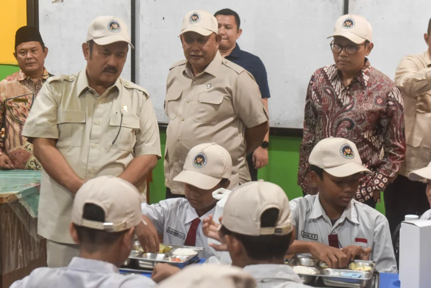 Kepala Badan Gizi Nasional (BGN) Dadan Hindayana (tengah) bersama Menteri Perencanaan Pembangunan Nasional/Kepala Badan Perencanaan Pembangunan Nasional (PPN/Bappenas) Rachmat Pambudy (kiri) dan Deputi Bidang Pembangunan Manusia dan Kebudayaan Kementerian PPN/Bappenas Pungkas Bahjuri Ali (kanan) mengamati sejumlah murid yang menyantap makanan program Makan Bergizi Gratis (MBG) di SDN Kalibaru 01 Pagi, Cilincing, Jakarta Utara.